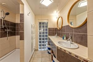 a bathroom with two sinks and a shower at Maison Rioma - Grande maison à 200m de la plage in Plounéour-Trez +14 photos