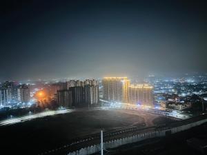 Vista generica su Greater Noida o vista sulla città dall'interno dell'appartamento