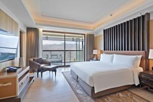Postel nebo postele na pokoji v ubytování JW Marriott Mussoorie Walnut Grove Resort & Spa