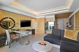 TV a/nebo společenská místnost v ubytování JW Marriott Mussoorie Walnut Grove Resort & Spa