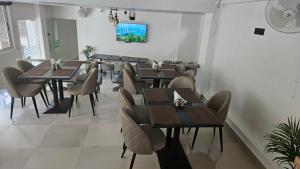 uma sala de jantar com mesas e cadeiras de madeira em INDIANA HILLS em Shillong