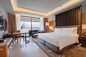 Postel nebo postele na pokoji v ubytování JW Marriott Mussoorie Walnut Grove Resort & Spa