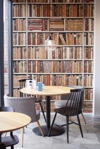 een tafel en stoelen voor een bibliotheek bij Guesthouse Vertoef in Nijmegen