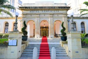 un tappeto rosso di fronte a un hotel phoenicia di The Phoenicia Malta a La Valletta