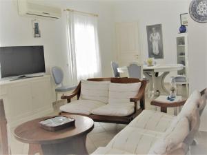 Televízia a/alebo spoločenská miestnosť v ubytovaní Beachfront-Santa Marina Vacation Home