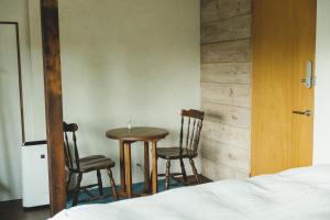 瀬戸市にあるMasukichi -hostel,cafe,souvenir,guide-のベッドルーム1室(テーブル、椅子2脚、ベッド1台付) +37枚の写真