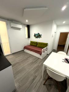 a living room with a bed and a table at Cómodo apartamento Mayor y Sol in Madrid