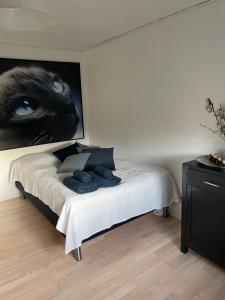 Schlafzimmer mit einem Bett mit Wandgemälde in der Unterkunft Værelser i Fynshav in Augustenborg