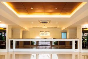 a view of the lobby of the gillian curry culinary institute of america at Cinnamon Hotel Bangkok in Bangkok