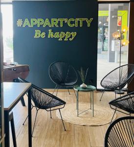 een winkel met stoelen en een teken dat saysapacity gelukkig is bij Appart'City Confort Bordeaux Chartrons in Bordeaux