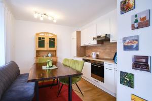 Kuchyň nebo kuchyňský kout v ubytování Appartements Das Charlie
