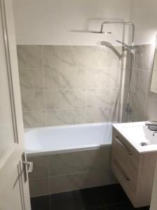 Ένα μπάνιο στο Apartment in the best location of Rougemont,Gstaad +13 φωτογραφίες