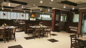 En restaurant eller et spisested på Doha Dynasty Hotel