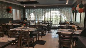 En restaurant eller et spisested på Doha Dynasty Hotel