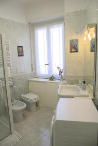 uma casa de banho com um WC, um lavatório e uma banheira em Casa Gegè Lingotto em Turim