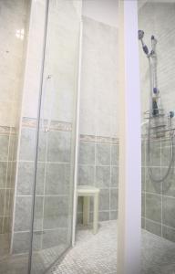 um chuveiro com uma porta de vidro na casa de banho em Casa Gegè Lingotto em Turim