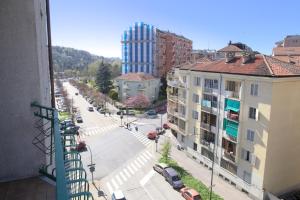 uma vista para uma rua numa cidade com edifícios em Casa Gegè Lingotto em Turim