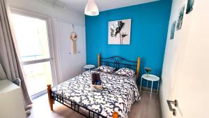 Postel nebo postele na pokoji v ubytování 2Br Apt Coastal Comfort with Internet Access