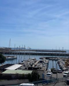 un port de plaisance avec beaucoup de bateaux dans l'eau dans l'établissement Charming T2 with balcony and view of the port, à Marseille