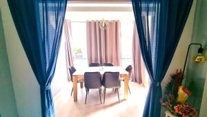 Posezení v ubytování 2Br Apt Coastal Comfort with Internet Access