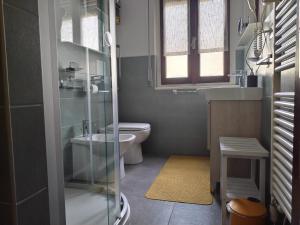 Koupelna v ubytování Valtellina -La Casina Sondrio + 23 fotografií