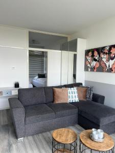 sala de estar con sofá y mesa en Dutch Line, De Schelp, en Zandvoort