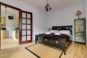 ein Schlafzimmer mit einem Bett mit einer Kommode und einem Spiegel in der Unterkunft Apartamenty Natalia - bezpłatny parking in Krynica-Zdrój