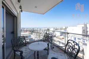 d'un balcon avec une table et des chaises et une vue. dans l'établissement Estrella, Nilie Hospitality MGMT, à Thessalonique