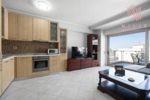 - une cuisine avec un canapé et une table dans une chambre dans l'établissement Estrella, Nilie Hospitality MGMT, à Thessalonique