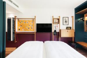 Ein Bett oder Betten in einem Zimmer der Unterkunft Hotel Schani UNO City