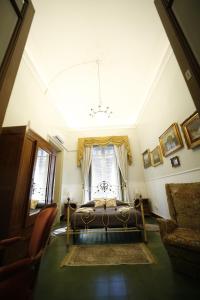 Schlafzimmer mit einem Bett und einem Fenster in der Unterkunft La casa di Marcello in Catania