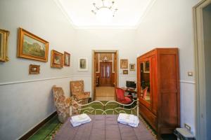 ein Wohnzimmer mit Möbeln und einem Kronleuchter in der Unterkunft La casa di Marcello in Catania