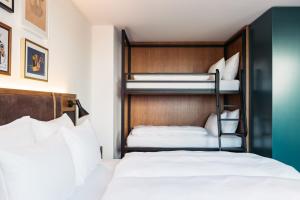 Hotel Schani Uno City في فيينا: غرفة نوم بسريرين وسرير بطابقين