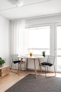 comedor con mesa y 2 sillas en Anna's Stylish Studio apartment near Kerava train station en Kerava