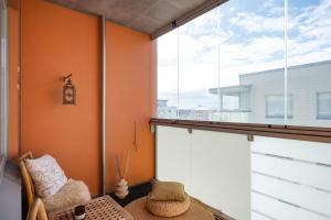 ケラヴァにあるStudio apartment near Kerava train stationのオレンジ色の壁と大きな窓が特徴の客室です。