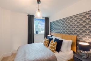 a bedroom with a bed and a large window at BEST THAMES VIEW in TOWN! LARGE LUXXE NOMAD DESIGN FAMILY HOME in London