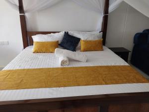 una camera da letto con un letto con due asciugamani sopra di SERENITY COVE a Ukunda