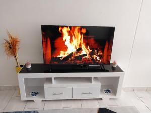 TV a/nebo společenská místnost v ubytování SERENITY COVE