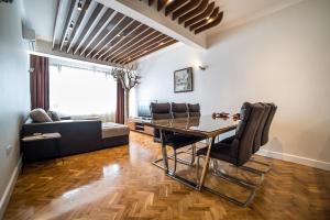 uma sala de estar com uma mesa de jantar e um sofá em Apartment Antique Theatre 2 em Stara Zagora