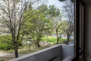 uma janela com vista para um parque em Apartment Antique Theatre 2 em Stara Zagora