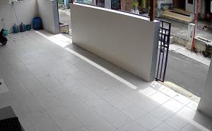een open deur van een gebouw met een tegelvloer bij Penginapan Wanita Putri Salju Hostel Semarang in Semarang