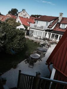 a patio with a table and chairs and buildings at Mullbärsgårdens Bed and Breakfast in Visby