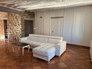 un soggiorno con un divano bianco e un tavolo di Maison divisées en 2 Appartments à 20 min to Disneyland Paris a Thorigny-sur-Marne