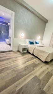 - une chambre avec un lit et un grand miroir dans l'établissement Hotel Cristina, à Lido di Jesolo