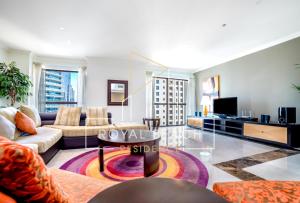 TV a/nebo společenská místnost v ubytování Royal Beach Residence