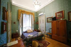 Schlafzimmer mit einem Bett und einem Fenster in der Unterkunft La casa di Marcello in Catania
