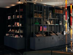 a room with shelves filled with books at The Cloud One Nürnberg, by the Motel One Group in Nürnberg