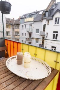 een taart zittend op een tafel op een balkon bij Mainz Innenstadt 3 Zimmer Altbauwohnung in Mainz