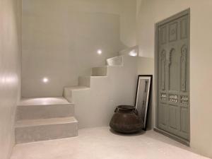 un escalier avec un vase à côté d'une porte dans l'établissement Smiling Sparrows 1 and 2 Bedroom Villas, à Udaipur