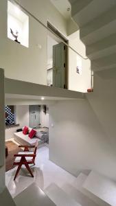 - un salon avec un canapé et un banc dans l'établissement Smiling Sparrows 1 and 2 Bedroom Villas, à Udaipur